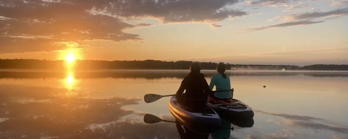 Люди плывут на лодках